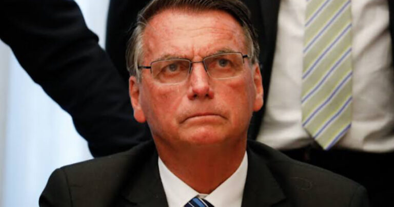 Bolsonaro aciona STF contra Lula e Gleisi alegando crimes contra a honra