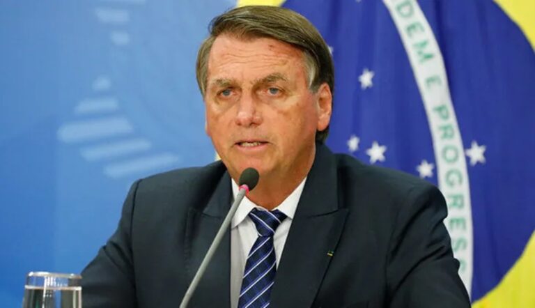 Bolsonaro entra com ação no TSE e revela que teve 51% dos votos
