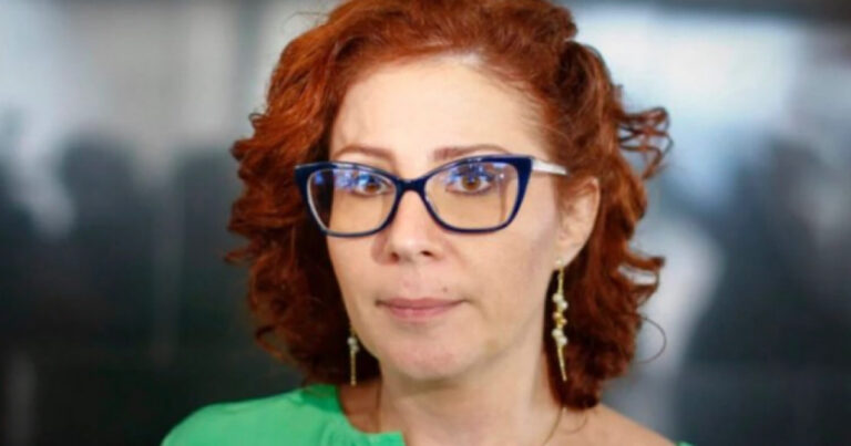 Carla Zambelli deixa o Brasil rumo aos EUA e internet reage: ‘Fugiu’