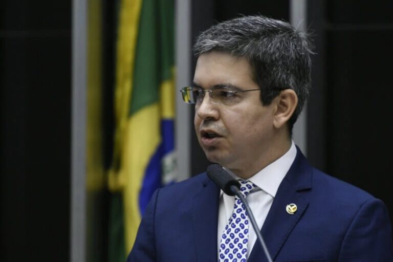 Randolfe cobra punição da FIFA a torcedores que insultaram Gilberto Gil