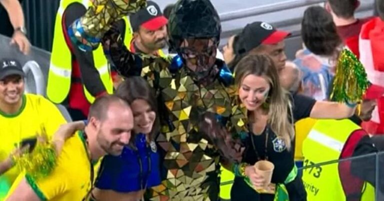 Flagra de Eduardo Bolsonaro na Copa, gera revolta entre apoiadores de Jair Bolsonaro