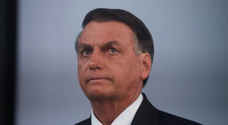 Bolsonaro retorna ao Palácio do Planalto após 20 dias de reclusão 