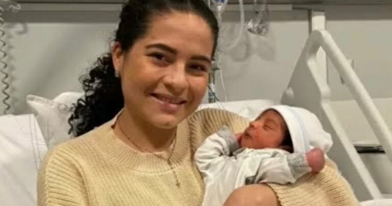 Sem saber que estava grávida, mulher vai ao banheiro no avião e sai com um bebê