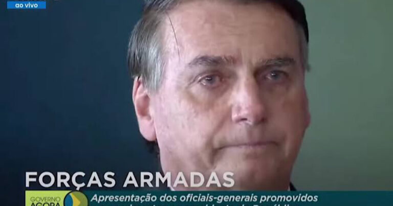Ao lado de Michelle, Bolsonaro não contém emoção e chora em evento militar