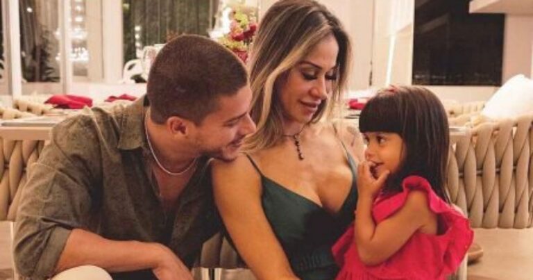 Voltaram? Arthur Aguiar e Maíra Cardi são flagrados juntos em viagem