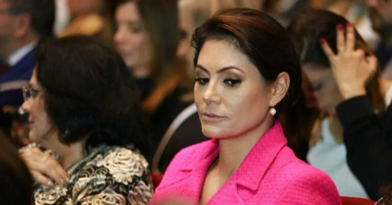 Michelle causa alvoroço ao aparecer na diplomação de Damares; vídeo