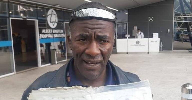 Vídeo: Homem diz ser primo de Pelé e vira noite para tentar levar certidão ao Rei