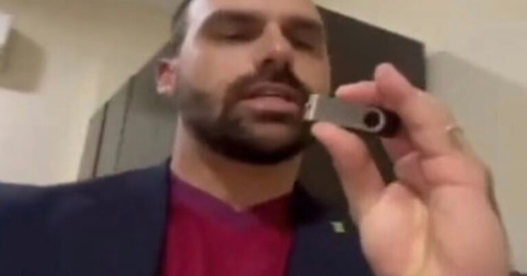 Criticado, deputado Eduardo Bolsonaro disse que foi ao Mundial para mostrar a ‘situação do Brasil’.