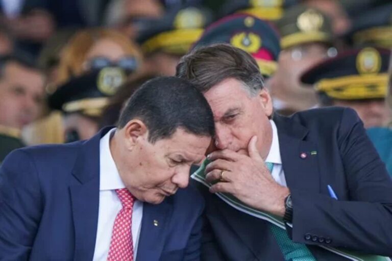 Mourão: Bolsonaro deve entregar faixa e provocar Lula “no ouvidinho”