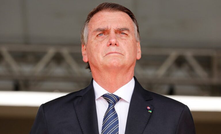 Carlos Bolsonaro posta foto que mostra perna do presidente com erisipela