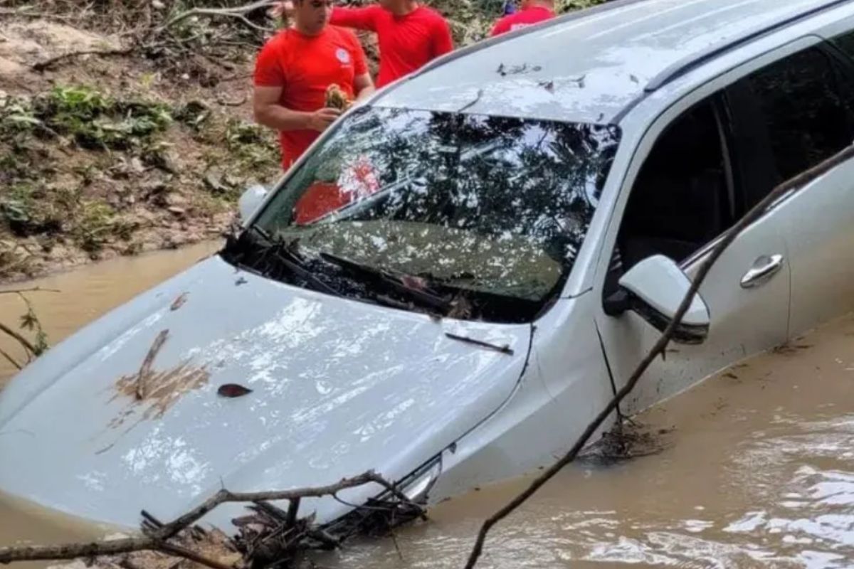 enxurrada-leva-mae-e-filha-dentro-do-carro