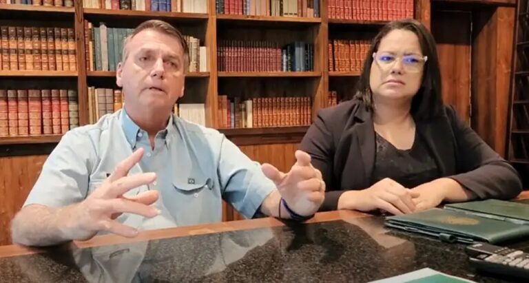 Antes de partir para Miami, Bolsonaro chora e se despede em live