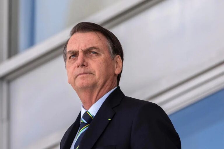 Bolsonaro cita 2 razões para não passar a faixa presidencial a Lula