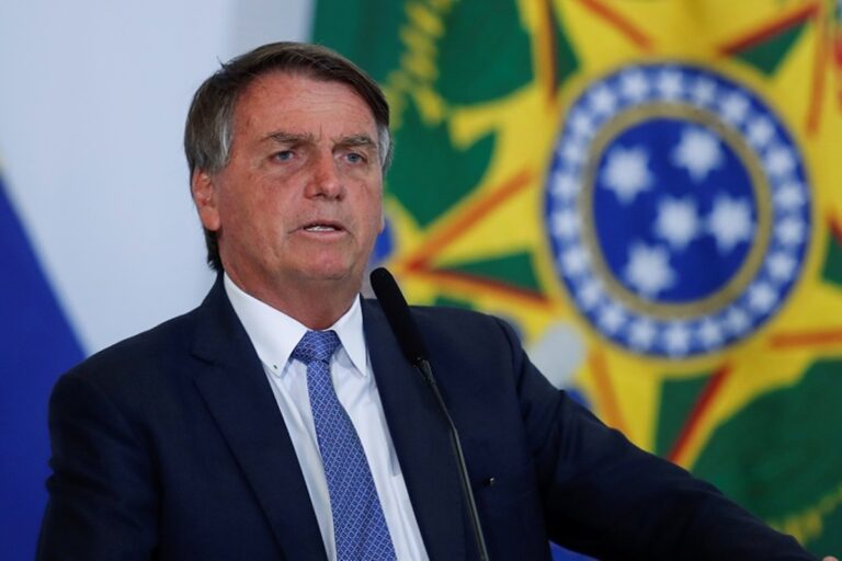 Bolsonaro edita medida provisória que aumenta salário mínimo para 2023
