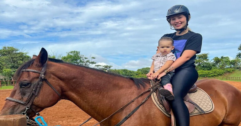Virginia Fonseca compartilha registro de aula de hipismo ao lado da filha: ‘Ajudou a mamãe’