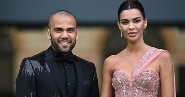 Esposa de Dani Alves posta mensagem de apoio ao jogador, preso na Espanha