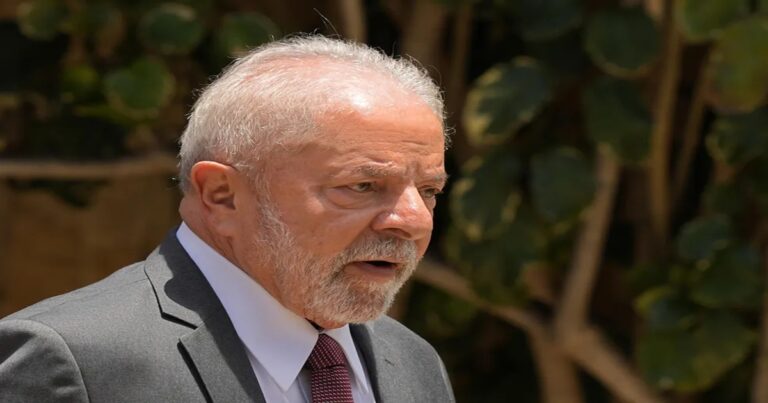 Bolsa cai e dólar sobe em primeiro dia útil do governo Lula na Presidência