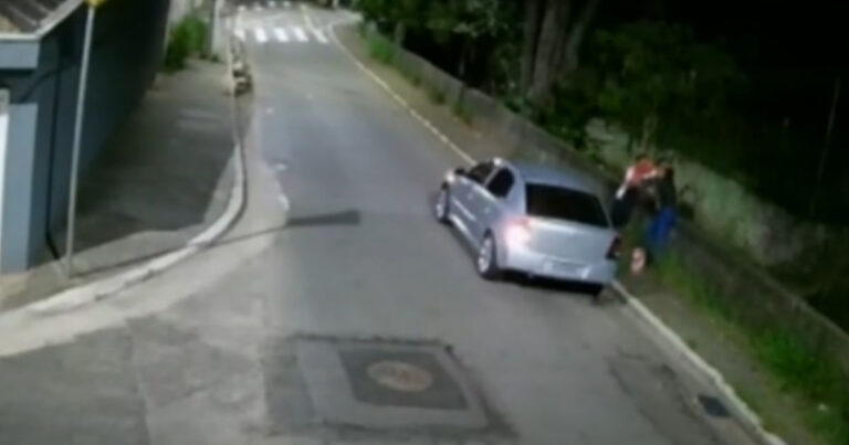 Vídeo flagra homem agredindo e jogando a esposa em rio – Imagens Fortes