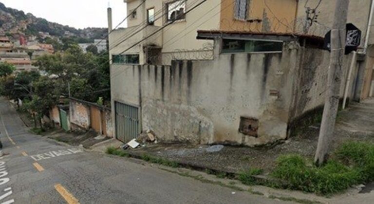 Homem joga óleo quente contra o rosto do irmão mais novo em BH