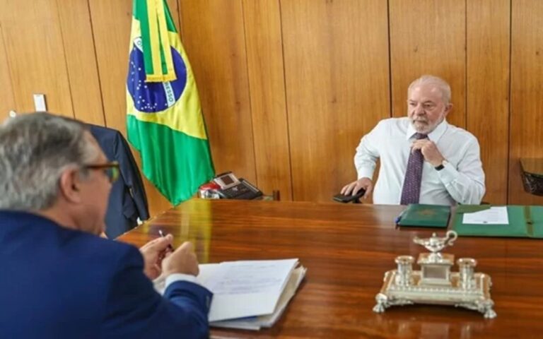 Lula proíbe entrada de celulares em primeira reunião com ministros