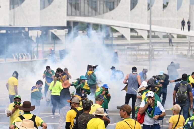 Manifestantes entram em confronto com a polícia na Esplanada e sobem rampa do Congresso Nacional, em Brasília