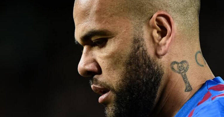 Imagem de tênis na porta do banheiro pode decidir futuro de Daniel Alves