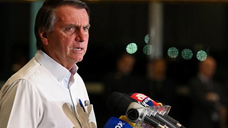 Em palestra nos EUA, Bolsonaro dispara que golpistas são “injustiçados” e que Lula “não dura muito”