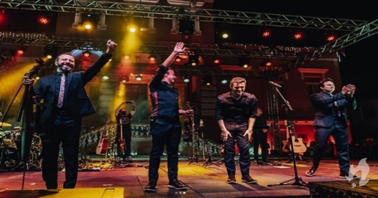 Recém-separada, Sandy comparece à gravação de DVD da família do ex