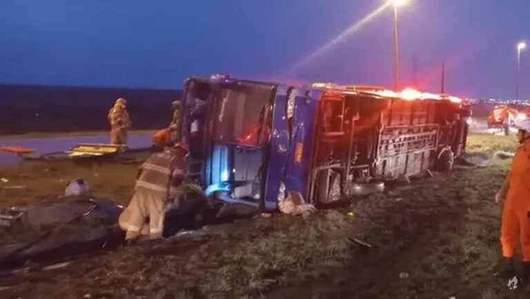 Ônibus tomba ao fugir de fiscais, deixando ao menos 7 mortos