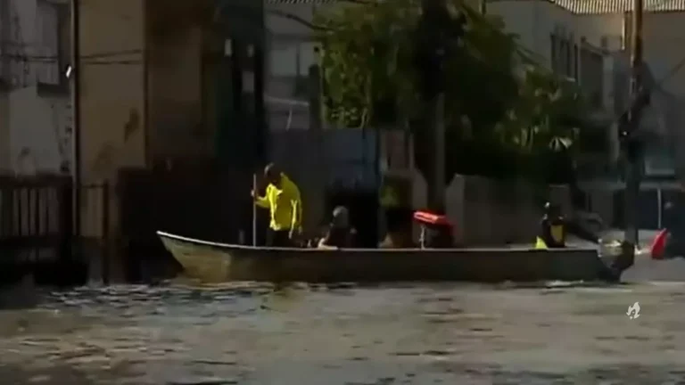 Idosa em coma é resgatada em colchão por equipe de Bombeiros no RS