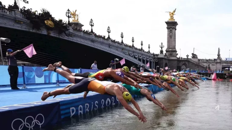 Triatletas são hospitalizados após nadarem no rio Sena; Bélgica abandona prova