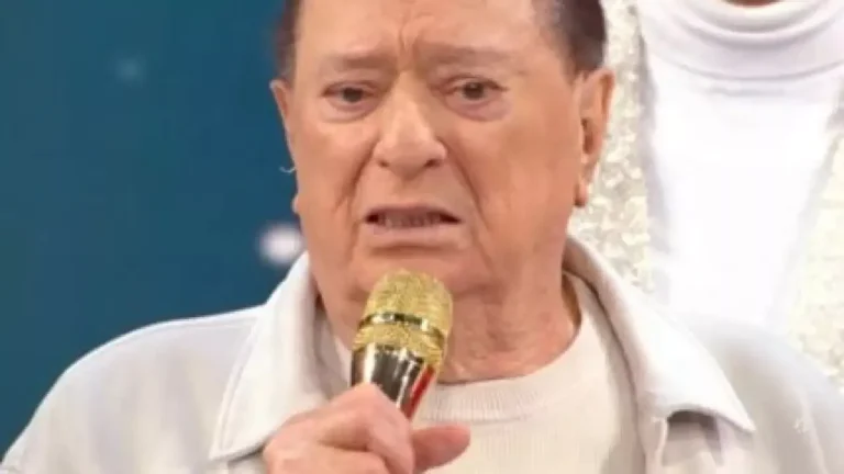 Vídeo: Com lágrimas nos olhos, Raul Gil se despede do SBT em último programa