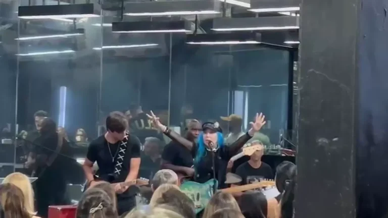 Baby do Brasil pede para vítimas de abuso sexual perdoarem agressores durante culto em balada; dono rechaça e desiste de evento evangélico mensal