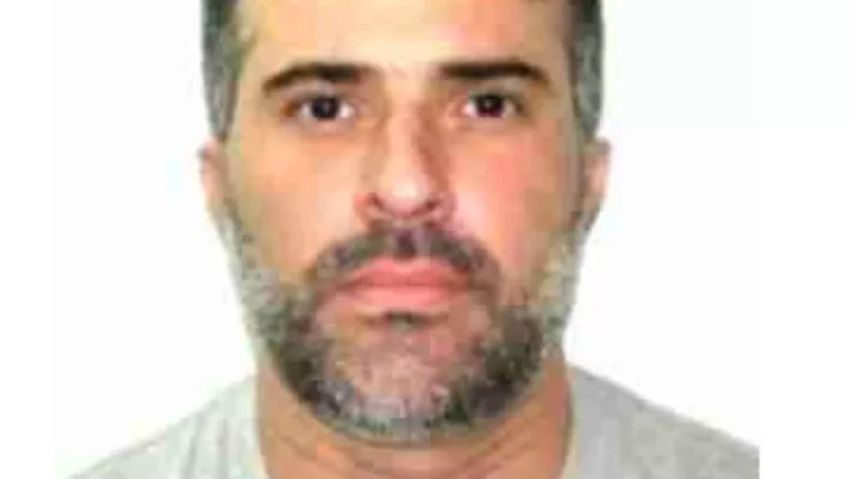 Copiloto de helicóptero da Polícia Civil é baleado na cabeça ao sobrevoar comunidade da Zona Oeste do Rio durante operação