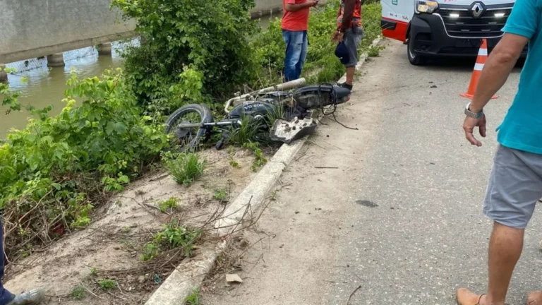 Reboque se solta de caminhonete e atinge motociclista na BR-230, em Campina Grande