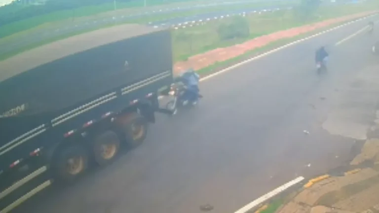 Motociclista morre ao ser atingida por carreta andando de ré em marginal da BR-277, no Paraná