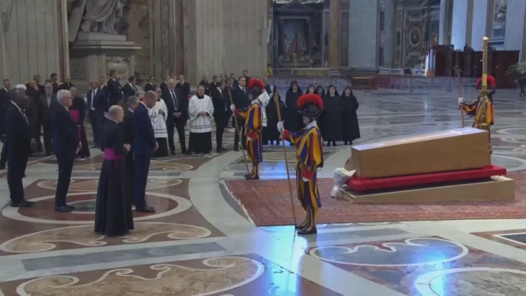 Príncipe William chega ao funeral do papa Francisco no Vaticano