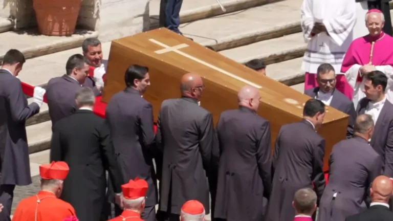 Enterro do Papa Francisco: caixão chega à Basílica de Santa Maria Maggiore