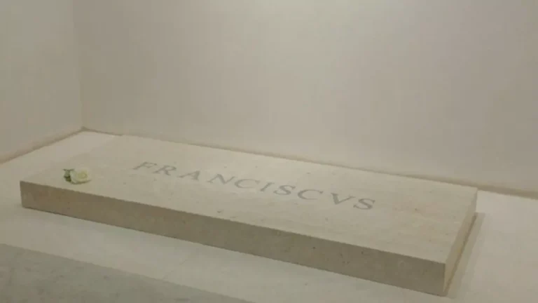 Centenas fazem fila em 1º dia de visitação do túmulo do papa Francisco