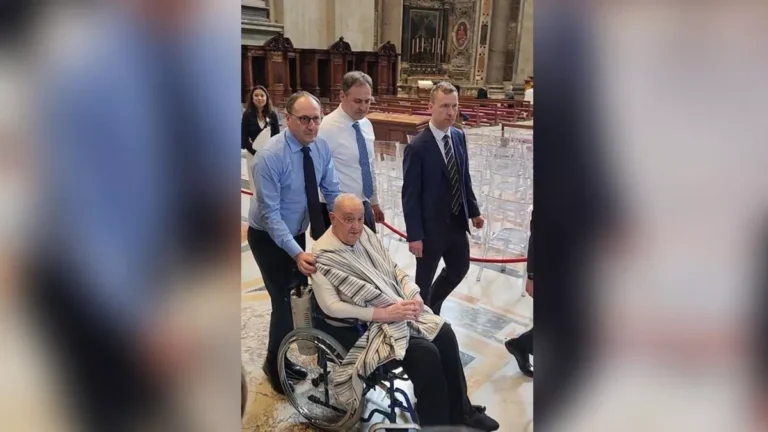 Papa Francisco faz aparição surpresa na Basílica de São Pedro, no Vaticano