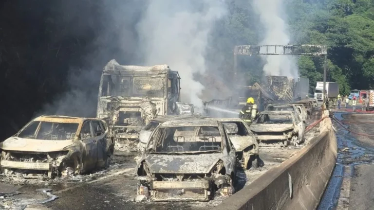 Ocupantes do caminhão que tombou e explodiu na BR-101 saíram do veículo pelo para-brisa, dizem bombeiros