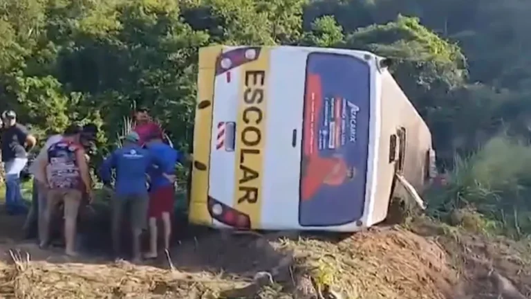 Ônibus escolar tomba e deixa dois estudantes mortos e mais de 30 feridos na Paraíba