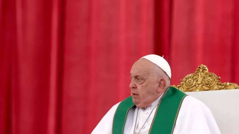 Bolsonaro homenageia papa e cita espiritualidade para “tempos de incerteza”