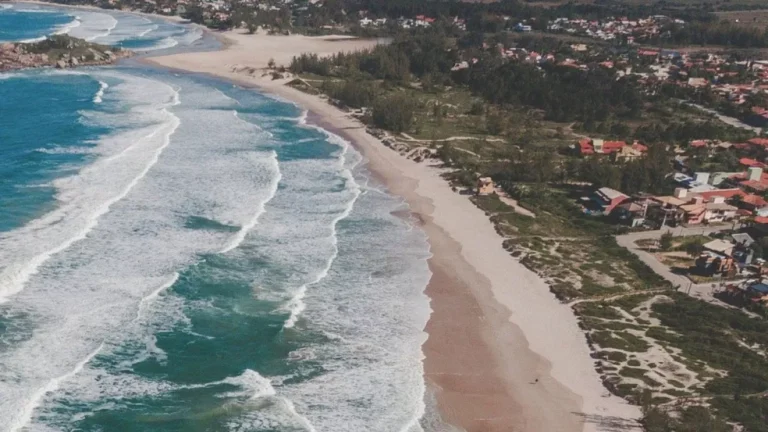 Corpo é resgatado por guarda-vidas em praia turística de SC, e polícia busca identificação