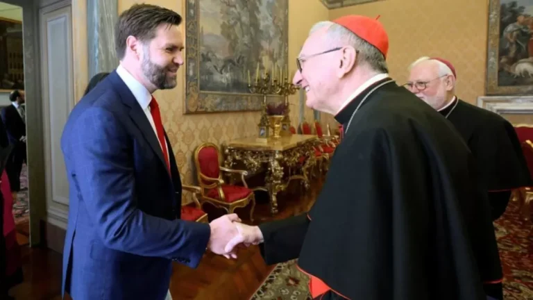 Vance e chanceler do Vaticano conversam sobre imigração após críticas
