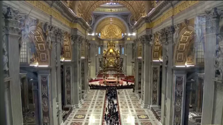 Cerca de 250 mil pessoas foram ao velório do papa Francisco, diz Vaticano