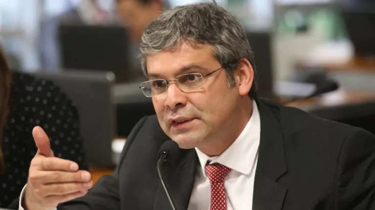 Liderança do PT pede prisão de Eduardo Bolsonaro em representação à PGR