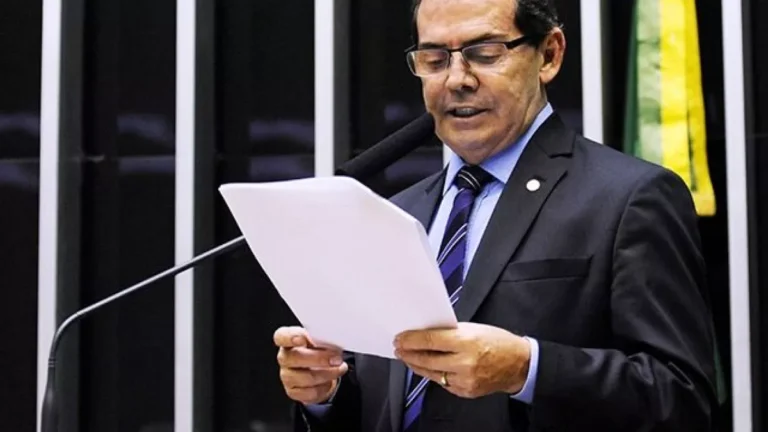 Sindicato diz que deputado que alega desconto ilegal não pediu desfiliação