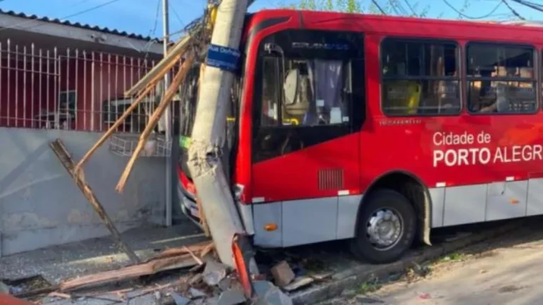 Ônibus desgovernado atinge carros e poste na zona Sul de Porto Alegre; três ficam feridos