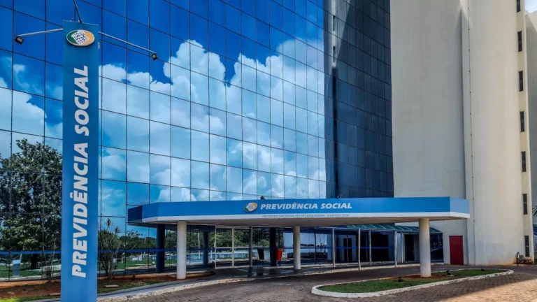 Justiça Federal dá 48h para governo Lula explicar fraudes no INSS